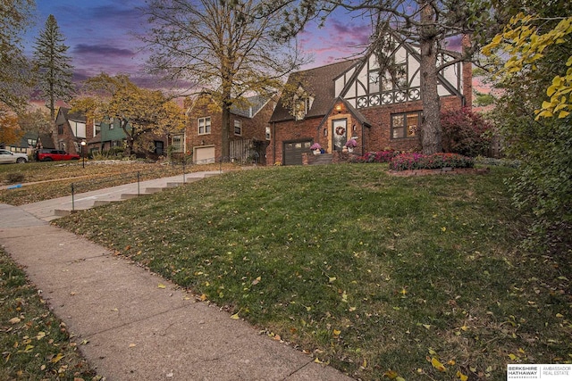 view of front facade featuring a yard and a garage