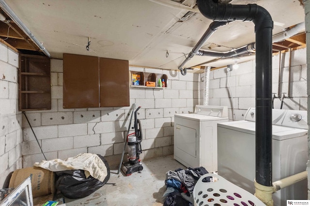 washroom with washer and clothes dryer