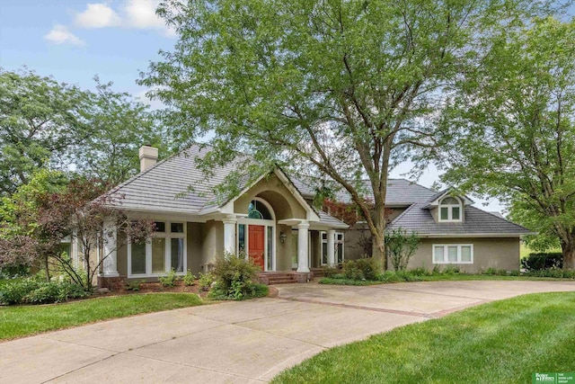 view of front facade featuring a front lawn