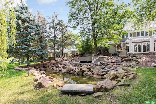 view of yard with a hot tub