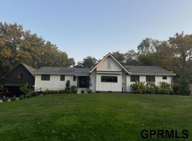 view of front of property with a front yard