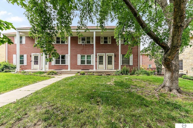 view of front facade featuring a front lawn