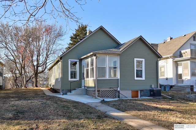 view of front facade featuring central AC and a front lawn