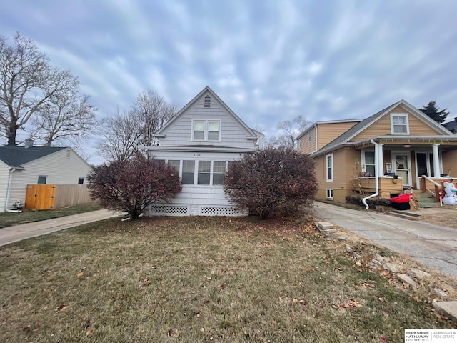 view of front of property with a porch and a front lawn