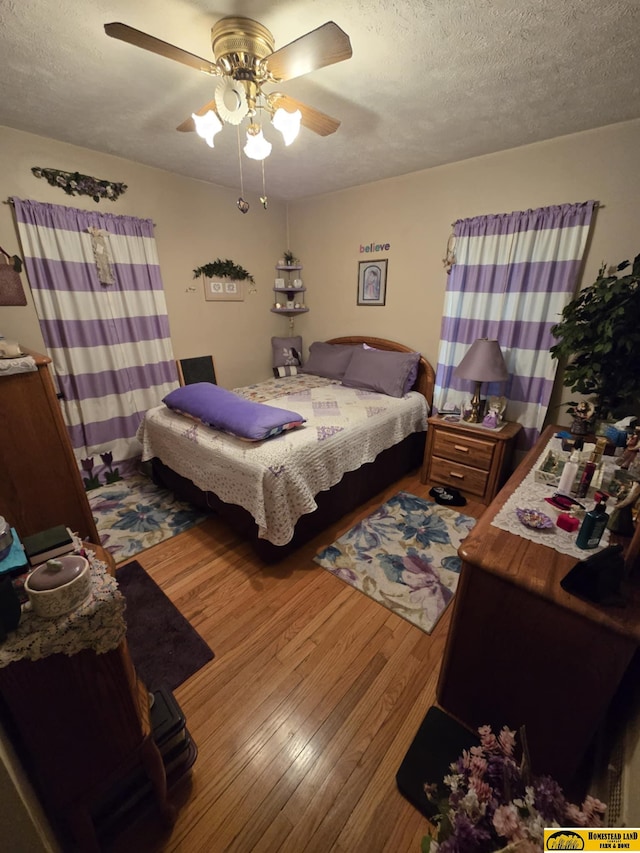 bedroom featuring ceiling fan, a textured ceiling, and light hardwood / wood-style flooring