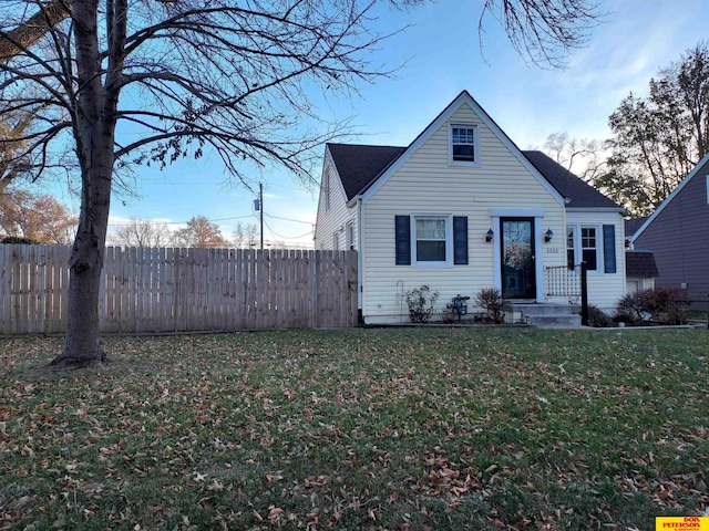 view of front of house featuring a front lawn