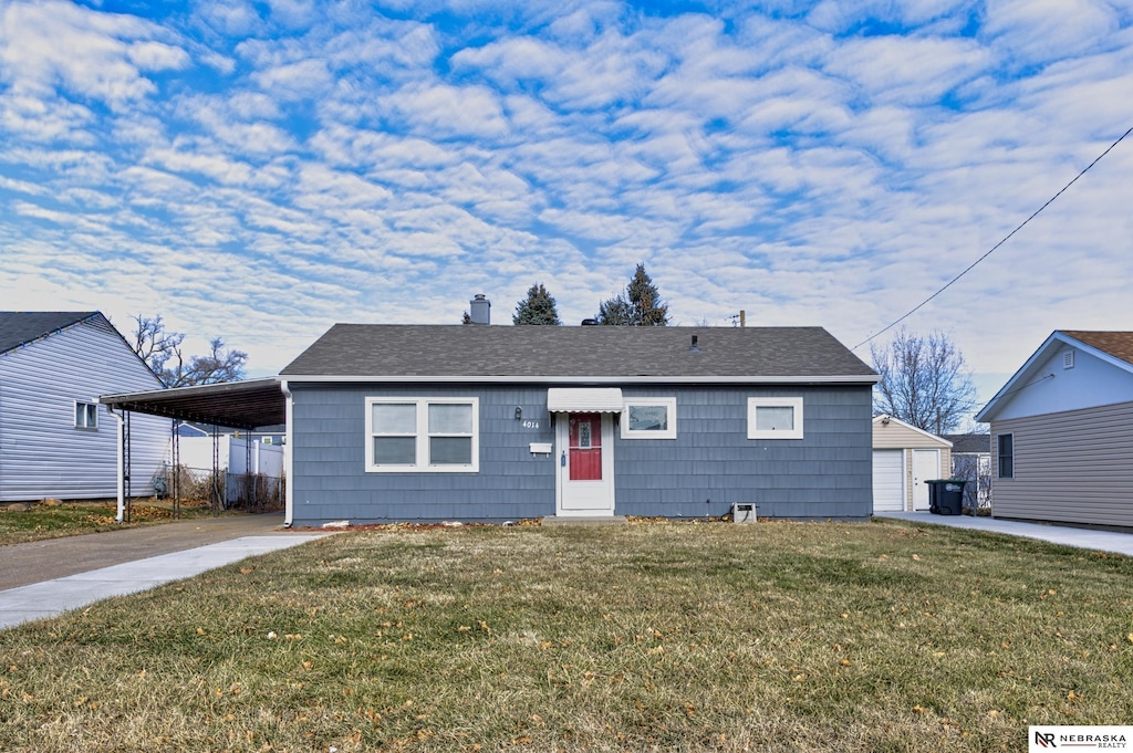 view of front of home with a front lawn and a carport