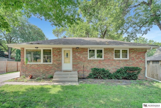 view of front of property featuring a front yard