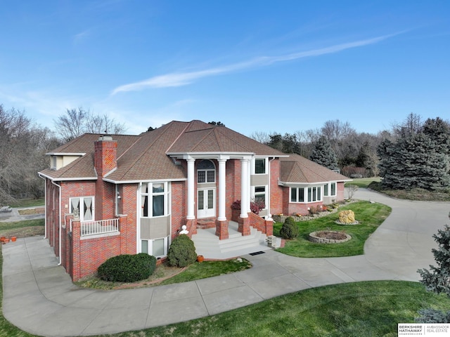 view of front of property featuring a front yard