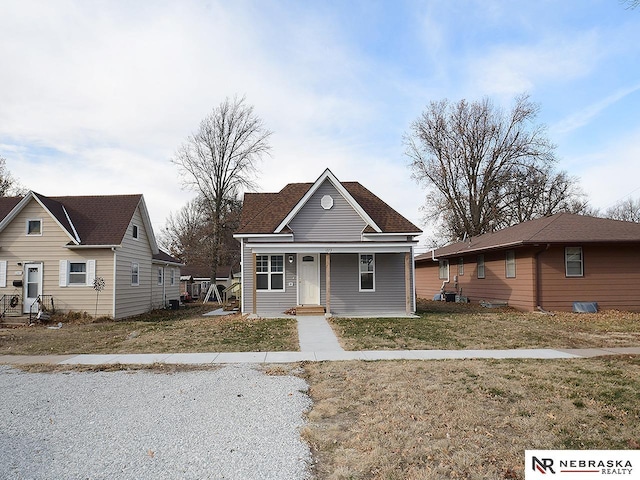 view of front facade featuring a front yard