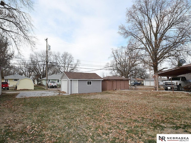 view of yard with an outdoor structure