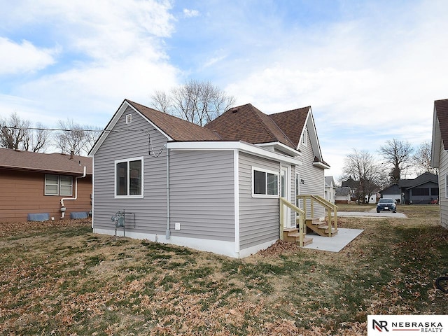 view of side of property featuring a lawn