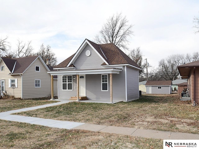 view of front of home with covered porch and a front lawn