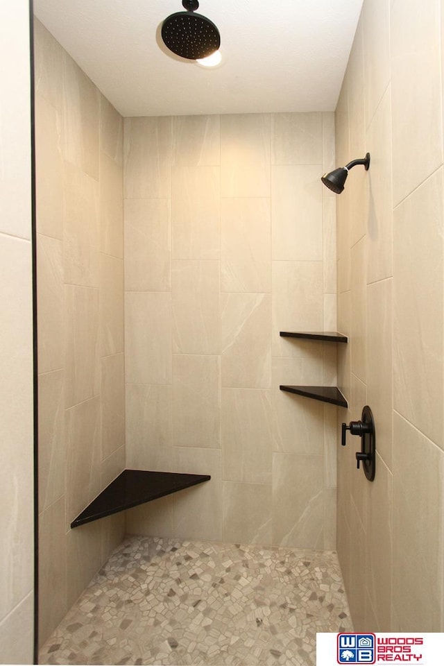 bathroom featuring tiled shower