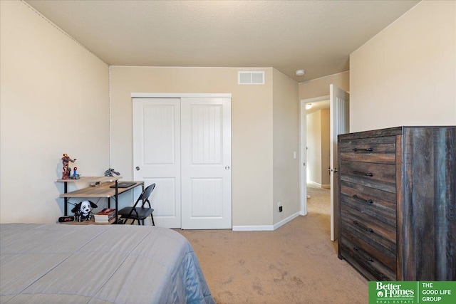 bedroom with light carpet, a closet, and a textured ceiling