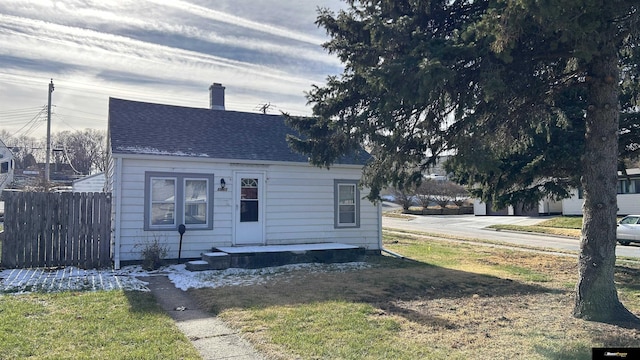 view of front facade with a front lawn