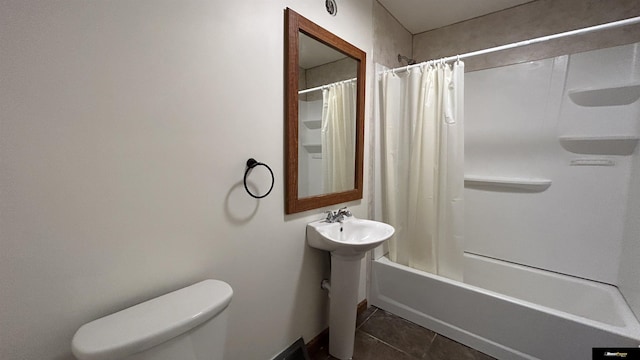 full bathroom featuring tile patterned floors, toilet, shower / bathtub combination with curtain, and sink