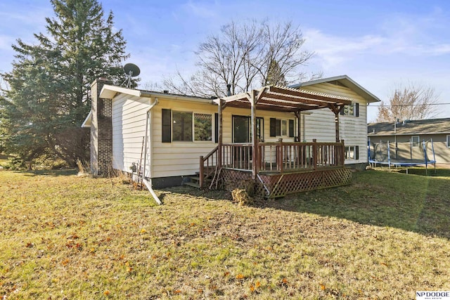 view of front of house featuring a pergola, a trampoline, and a front lawn