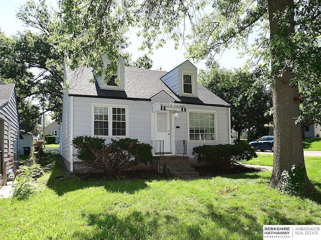 cape cod-style house featuring a front yard