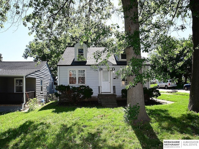 view of front of home featuring a front yard