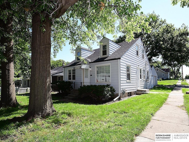 view of front of property featuring a front yard