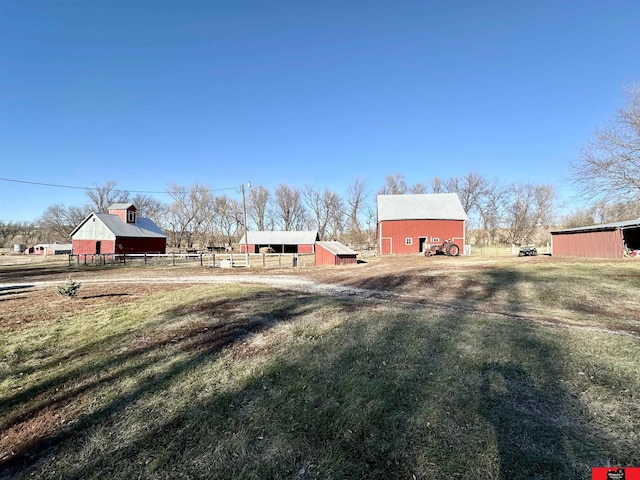 view of yard with an outdoor structure