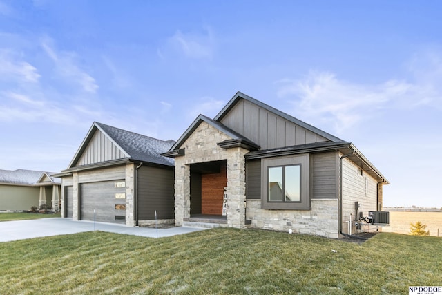 view of front of property featuring cooling unit, a front yard, and a garage