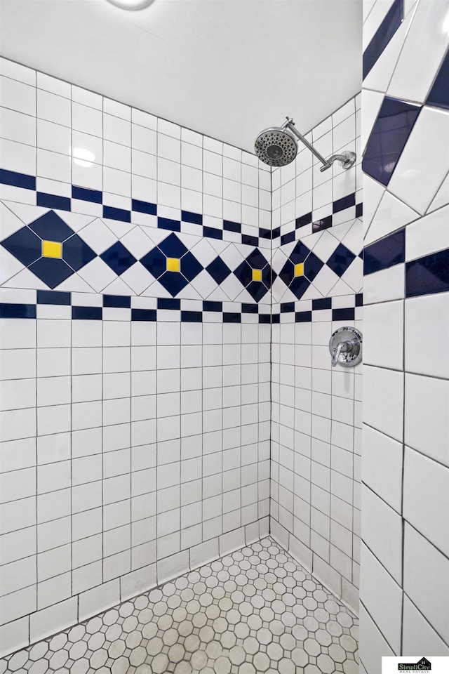 bathroom featuring tiled shower