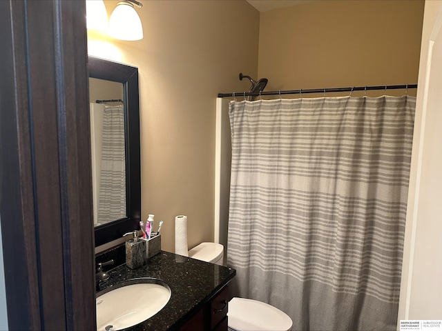 bathroom featuring a shower with curtain, vanity, and toilet