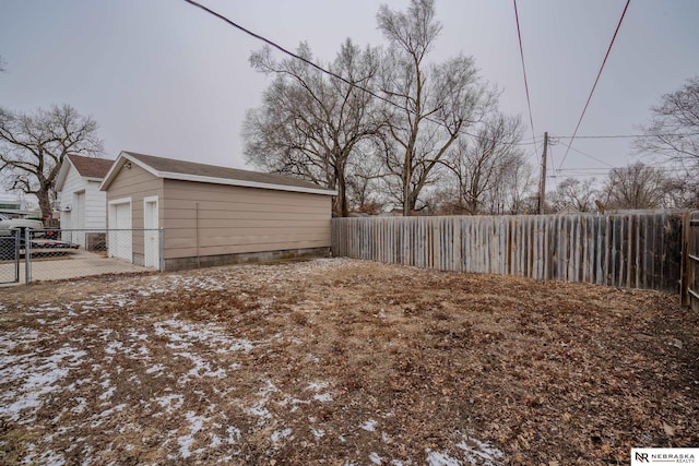 view of yard featuring an outdoor structure