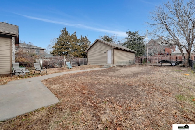 view of yard featuring an outbuilding