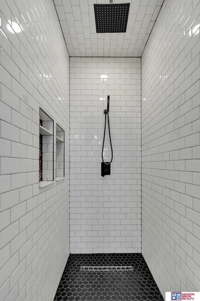 bathroom featuring tiled shower