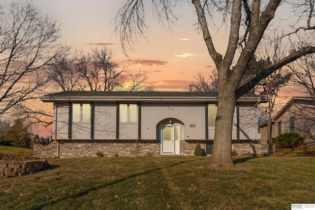 view of front of property featuring a lawn