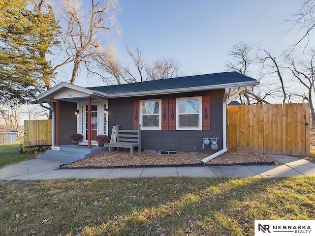 view of front of property featuring a front yard