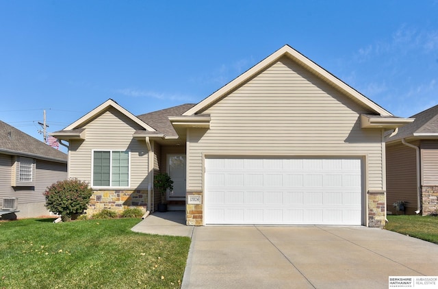 view of front of property featuring a front lawn