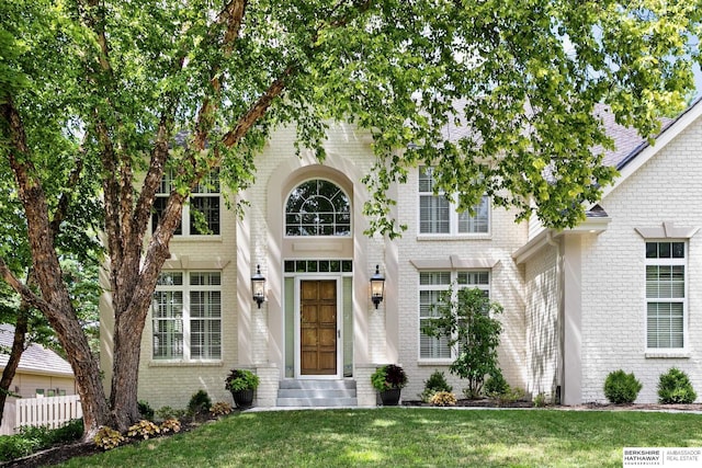 view of front facade with a front yard