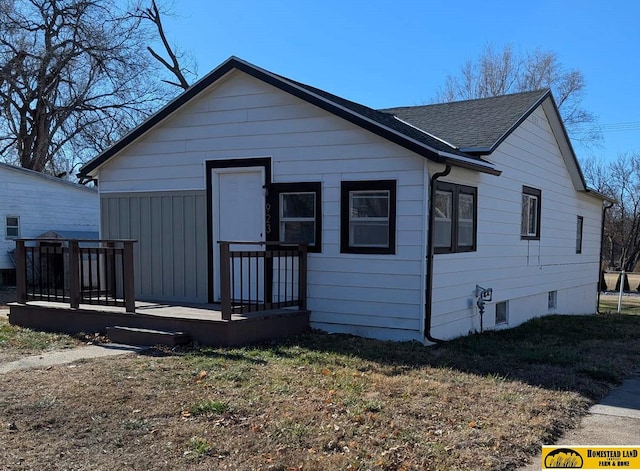 view of front of property with a front lawn