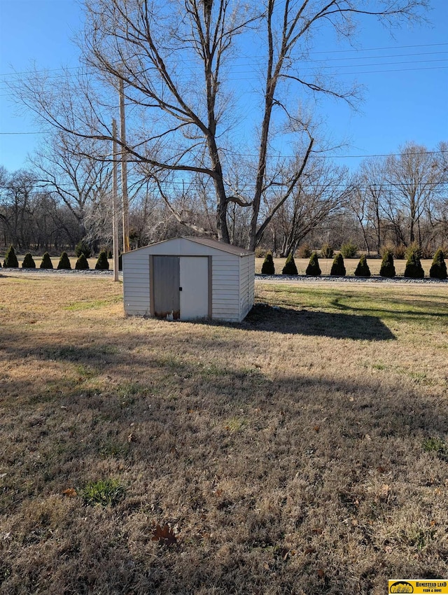 view of yard with a shed