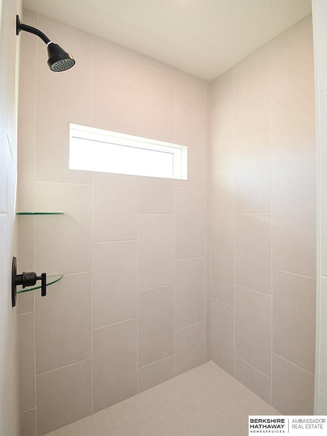 bathroom featuring a tile shower