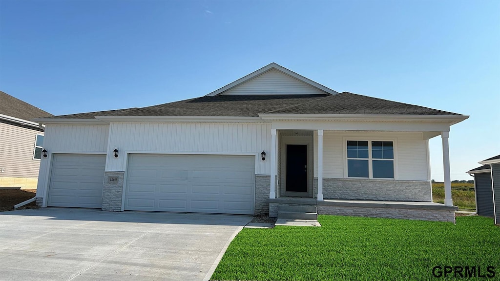 view of front of house featuring a front yard and a garage