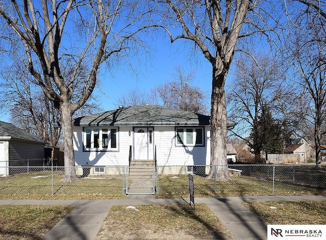 view of front of property with a front lawn