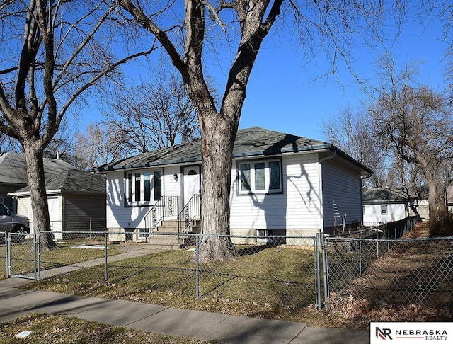 view of front of house with a front lawn