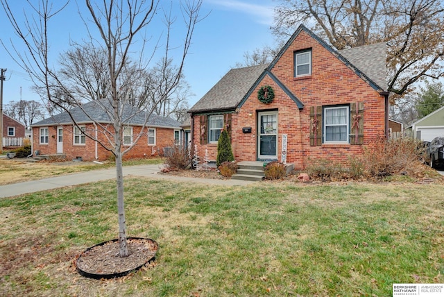 view of front of house featuring a front lawn