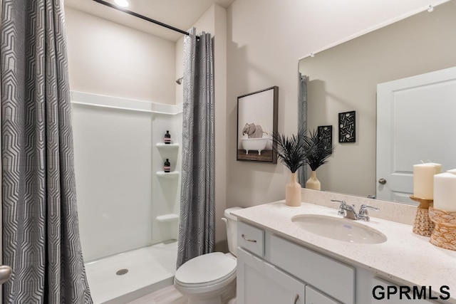 bathroom with a shower with curtain, vanity, and toilet