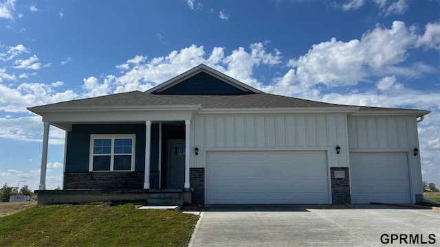 view of front of house featuring a garage