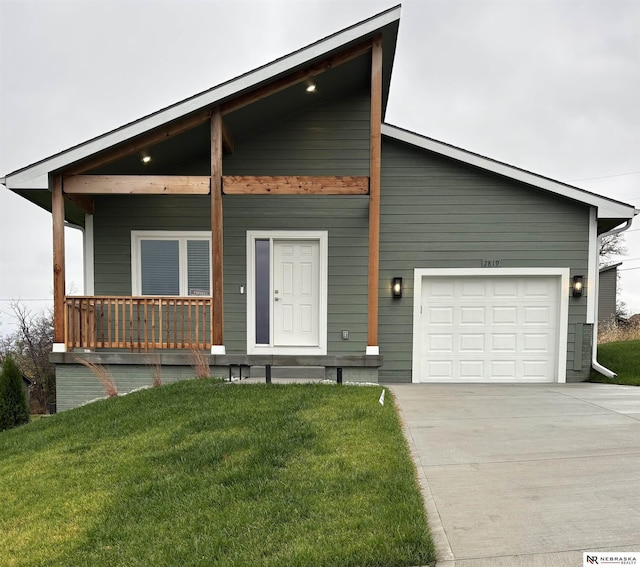 view of front of house featuring a front lawn and a garage