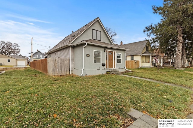 view of front of home featuring a front yard