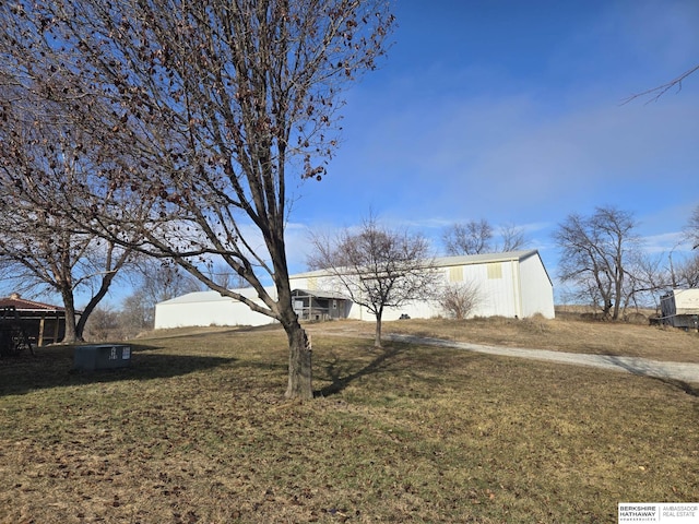 view of yard with an outbuilding