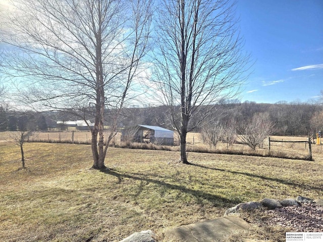 view of yard featuring a rural view