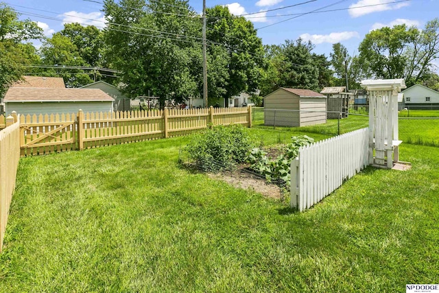 view of yard with a storage shed